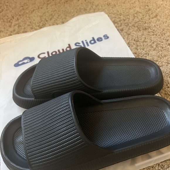 Brand new Cloud Slides - endless comfort for your feet! Black size 11. - Picture 1 of 6